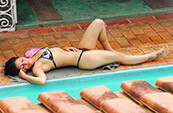 Vizinha é flagrada tomando sol com um minúsculo biquíni e depois se refrescando na piscina só de topless!